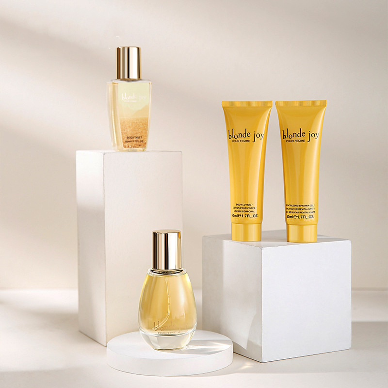 ชุดของขวัญดูแลผิวสำหรับสปาอาบน้ำประกอบด้วยเจลอาบน้ำ บอดี้โลชั่น และสเปรย์บำรุงผิวกาย และน้ำหอมสำหรับผู้หญิง